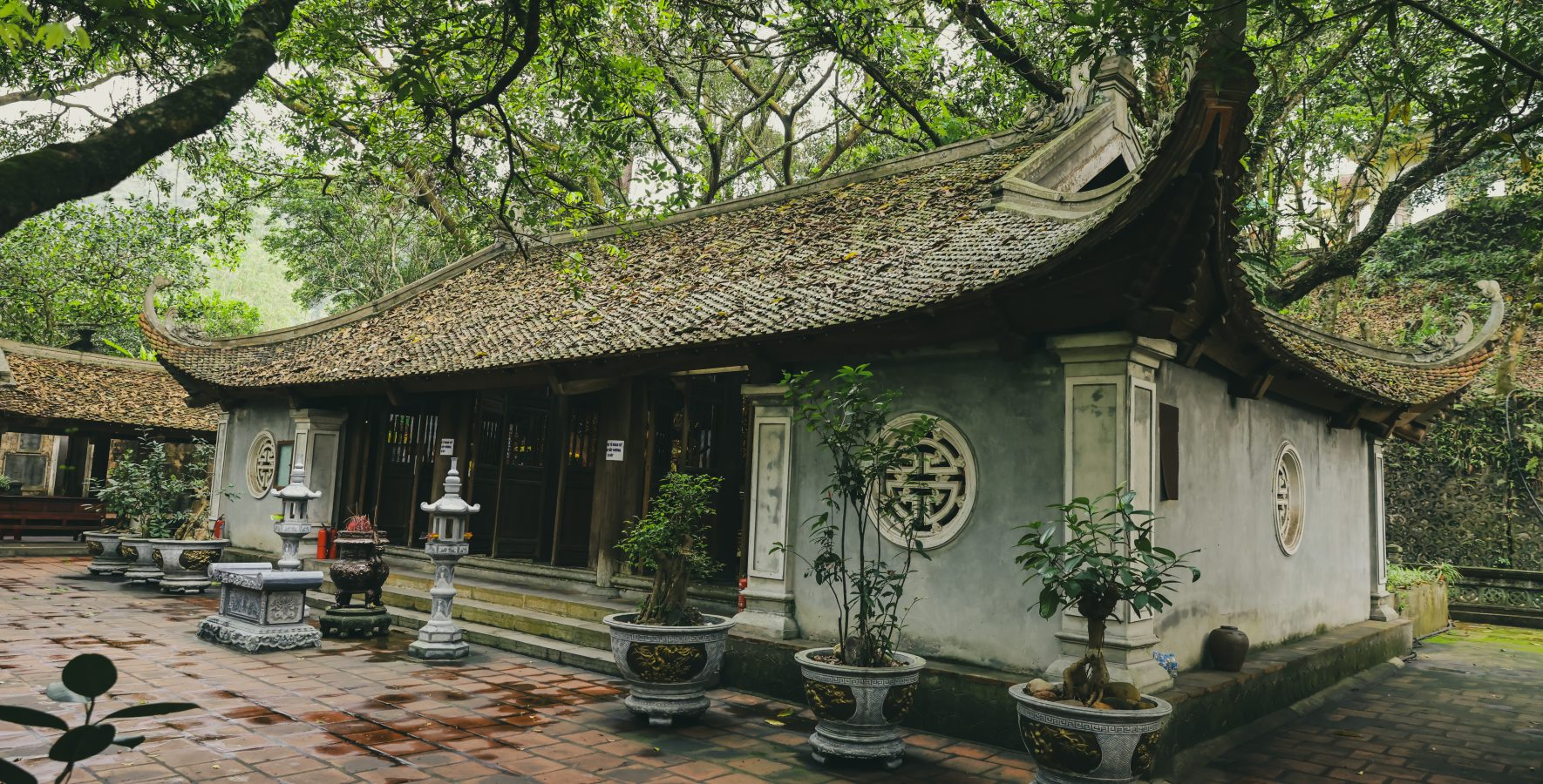 Chùa Suối Tắm mang màu sắc xanh của thiên nhiên xung quanh