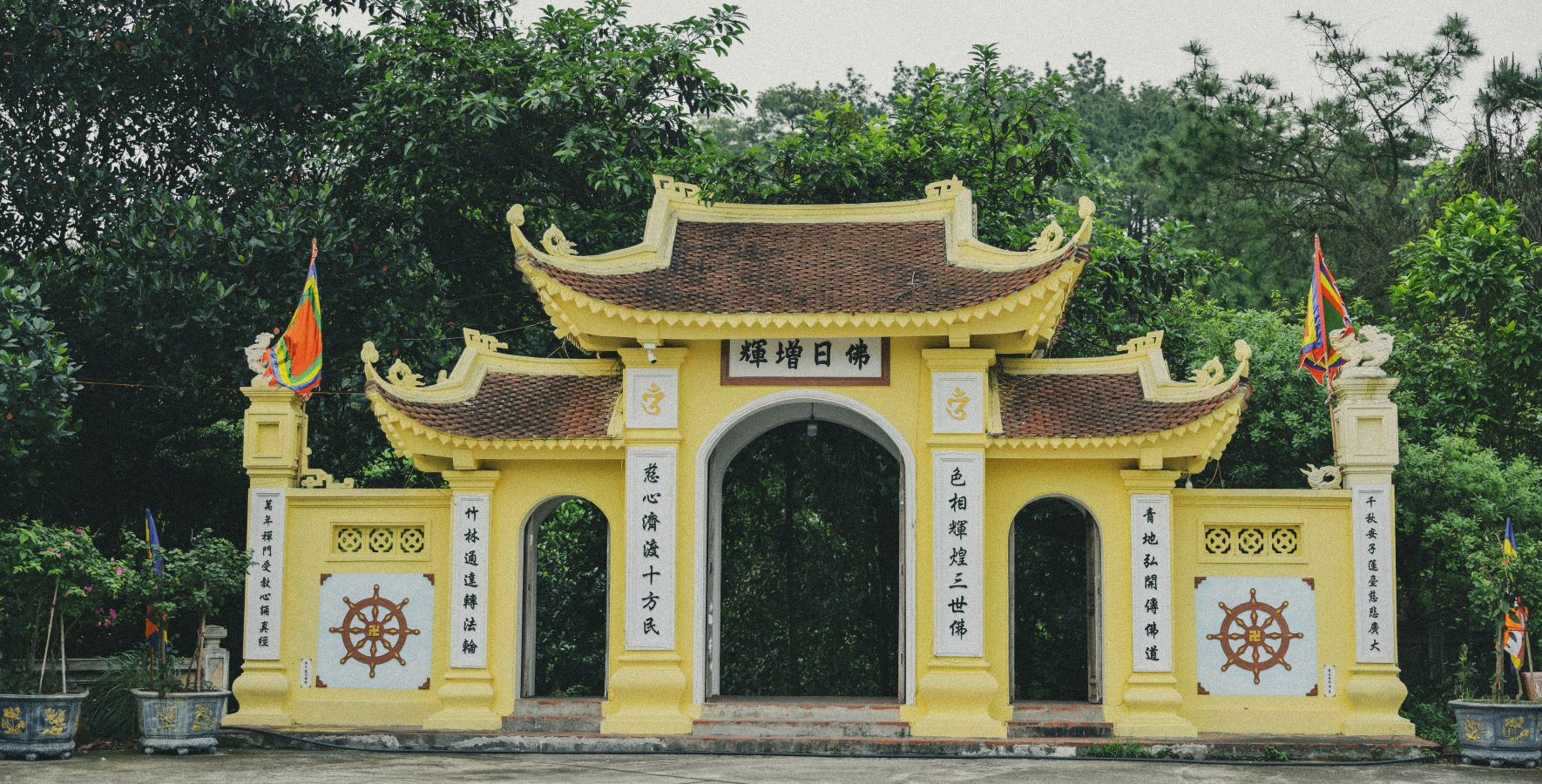 Cổng Tam Quan uy nghiêm của chùa Suối Tắm