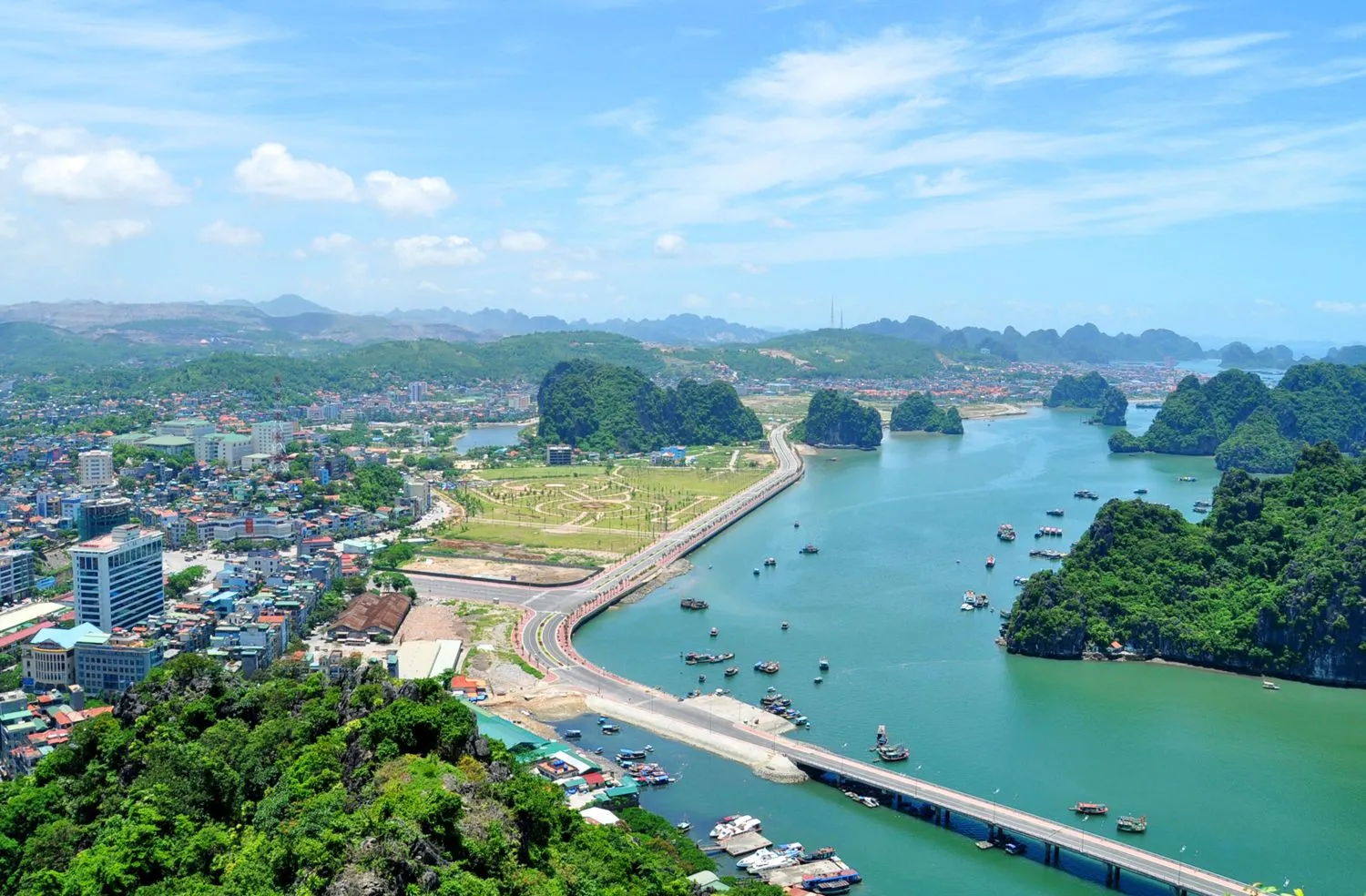 Cột đồng hồ Hạ Long gắn liền với sự phát triển phồn thịnh của Hòn Gai