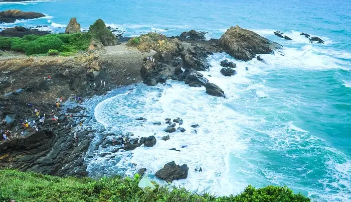 Vùng biển bao quanh đảo còn sở hữu hệ sinh thái vô cùng phong phú