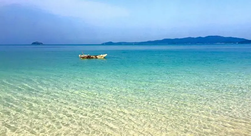 Bãi biển tại Cô Tô Con sở hữu bờ cát trắng mịn màng như kem