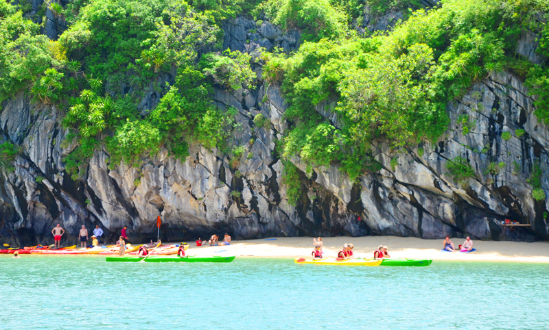 Hoạt động chèo kayak để khám phá các cảnh quan tuyệt đẹp của đảo Cống Đỏ