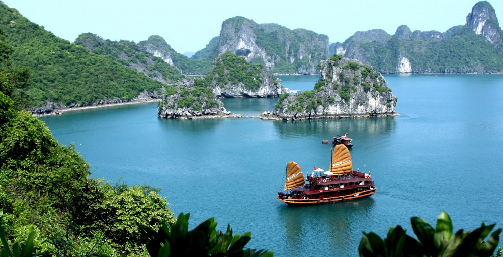 Đảo Cống Đỏ mang vẻ đẹp hoang sơ nằm trong vịnh Bái Tử Long