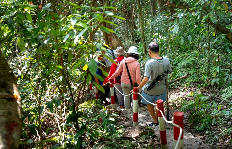 Đi trekking trên đảo Cống Đỏ tạo sự gắn kết và hiểu biết hơn về thiên nhiên nơi đây