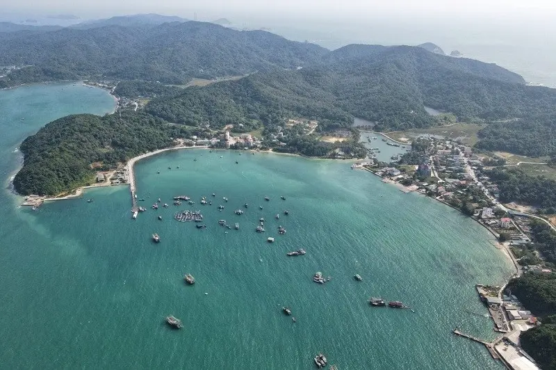 Khám phá cánh rừng nguyên sinh bao phủ khắp hòn đảo