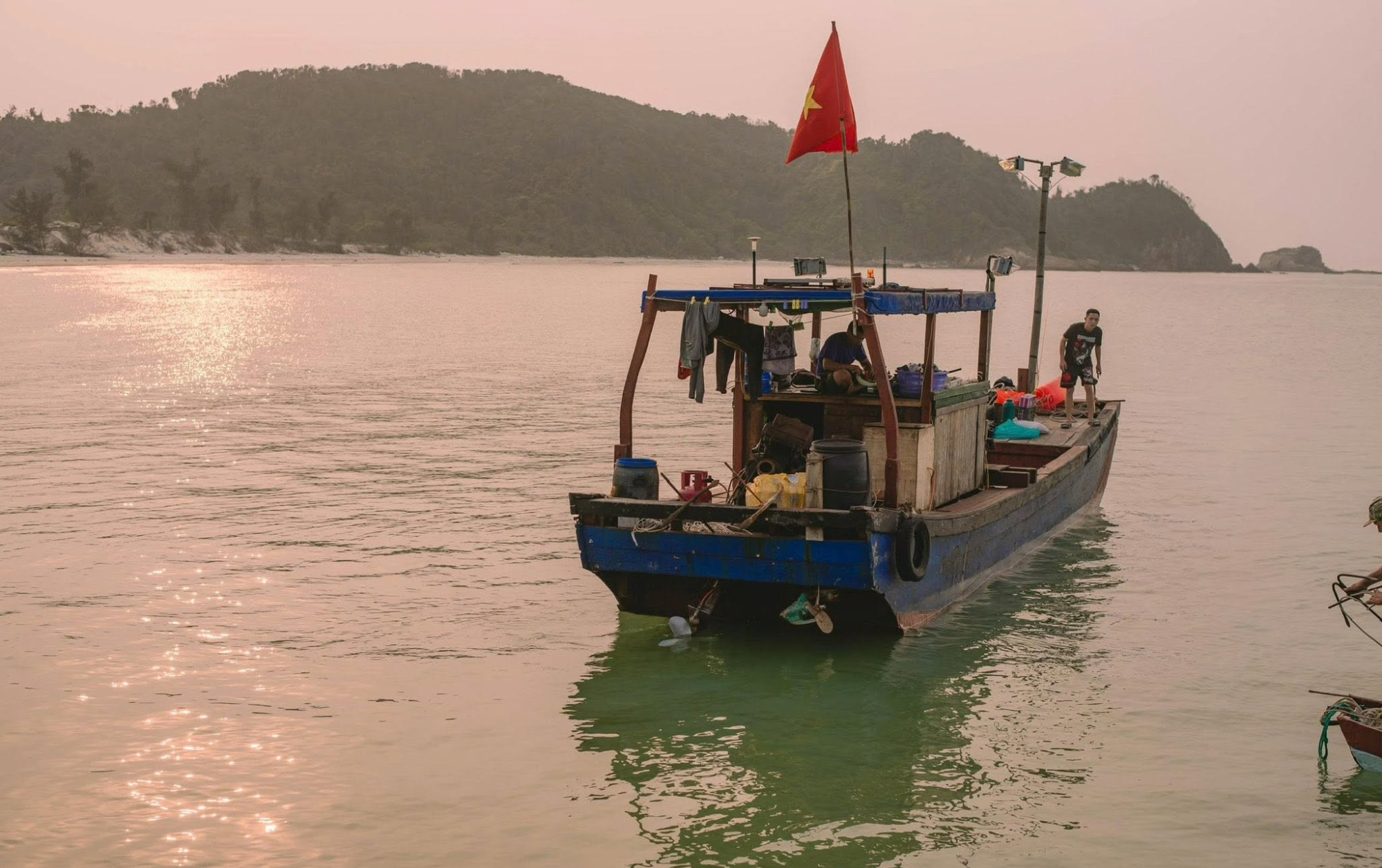 Nhịp sống bình yên của những người dân làng chài trên đảo