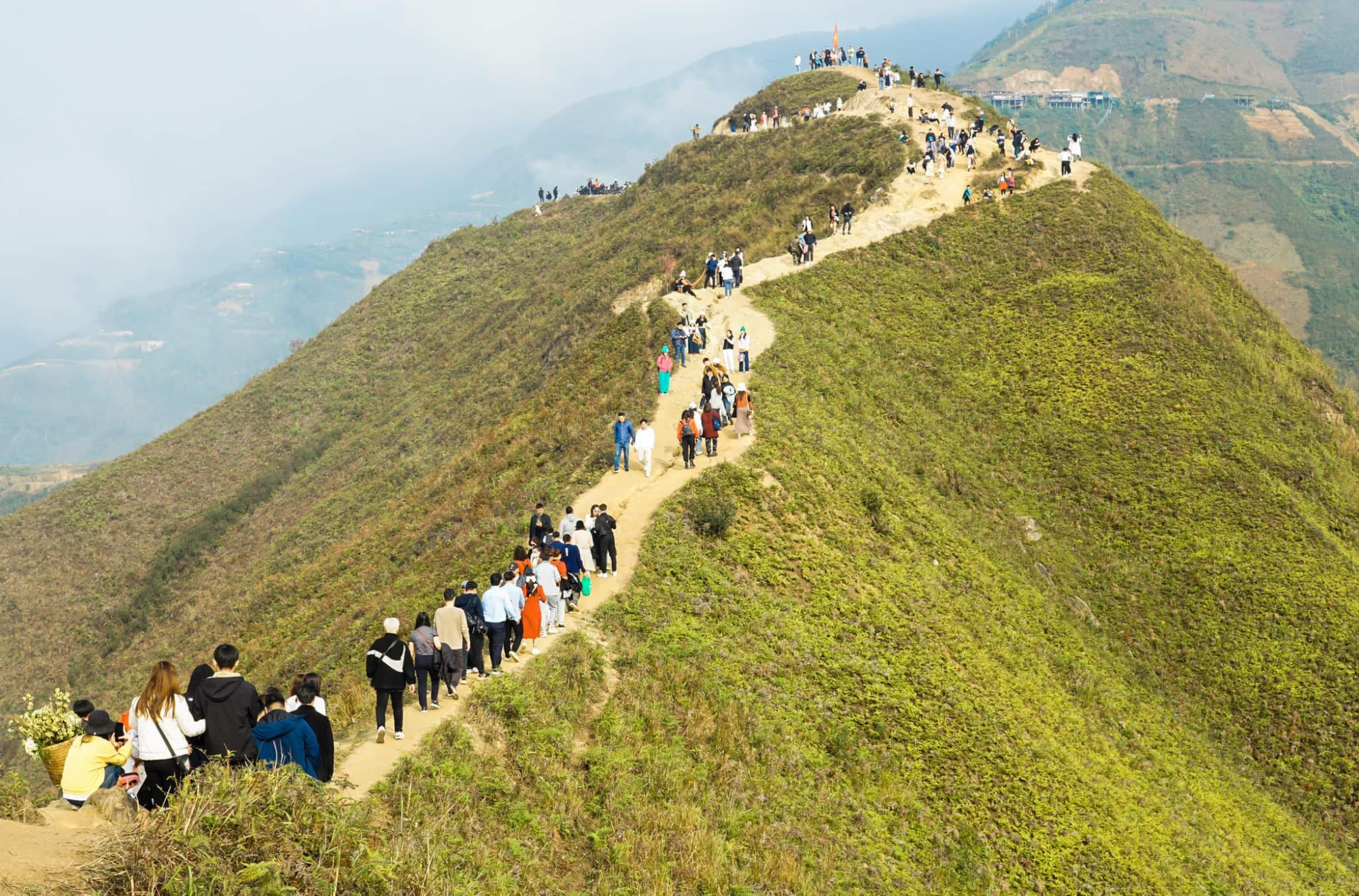 Khám phá sống lưng khủng long - cung đường tuần tra biên giới nổi tiếng