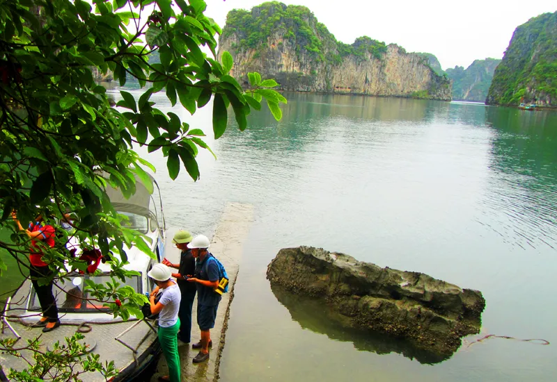 Không gian ở bên ngoài động Cặp La