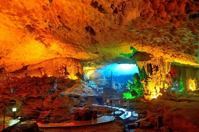 Động Kim Quy sở hữu không gian hoang sơ cùng ánh sáng kỳ ảo