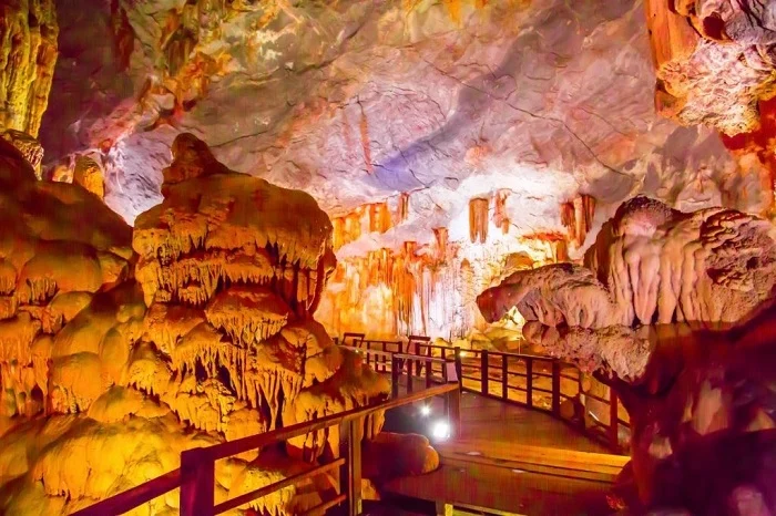 Khám phá động Kim Quy với những khối đá mang hình thù kì lạ