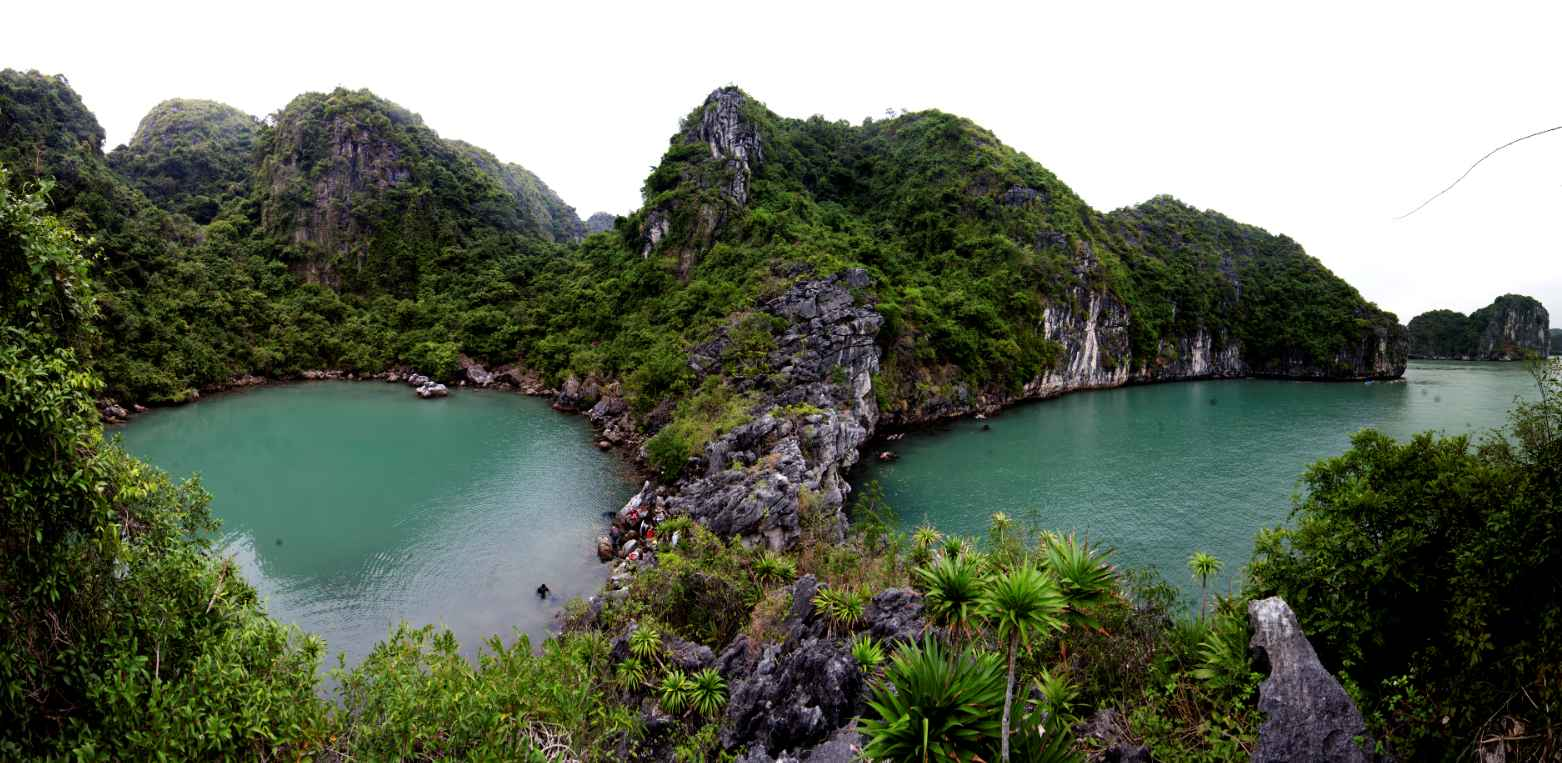 Hồ Ba Hầm với những vũng nước trong lòng chảo đá vôi