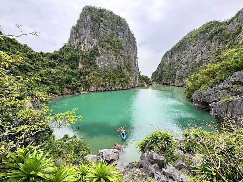 Chèo kayak vào lồng chảo của hồ Ba Hầm
