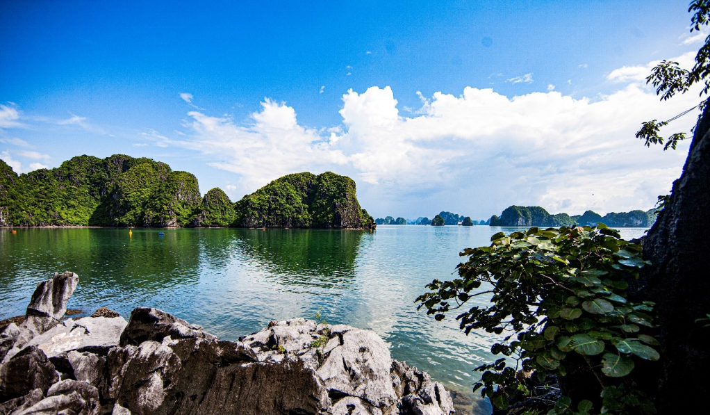 Không gian tuyệt đẹp ở bên ngoài hồ Động Tiên kết hợp với sự thư giãn trong hồ mang lại
