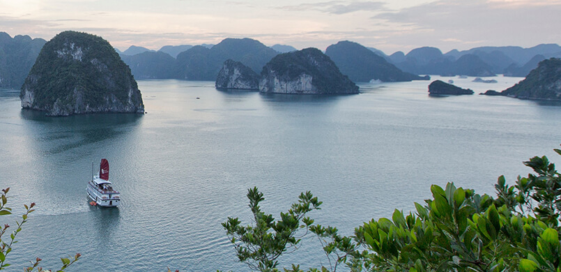Chuyến hành trình khám phá hồ Động Tiên trên các tour du thuyền