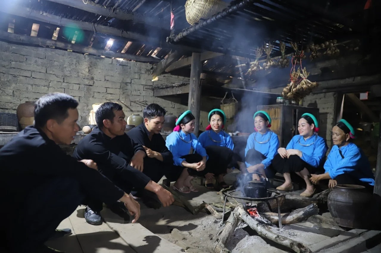 Giao lưu trao đổi văn hóa cũng các đồng bào bản địa sinh sống tại đây