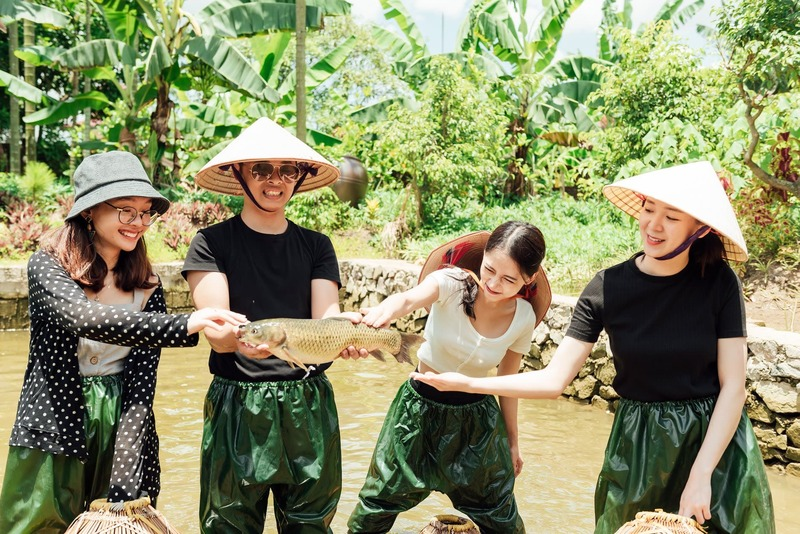 Du khách có thể trải nghiệm nhiều hoạt động như bắt cá 