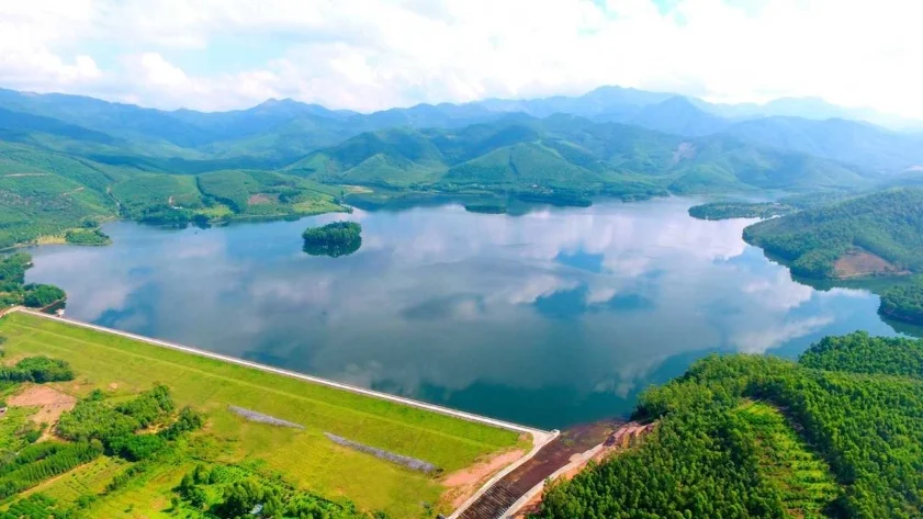 Hồ Khe Chè là điểm du lịch thu hút du khách bởi vẻ đẹp hoang sơ cùng hồ nước ngọt rộng lớn