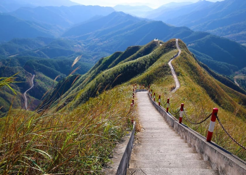 Cột mốc 1305 - tọa độ trekking kinh điển thử thách sức bền với con đường sống lưng núi uốn lượn