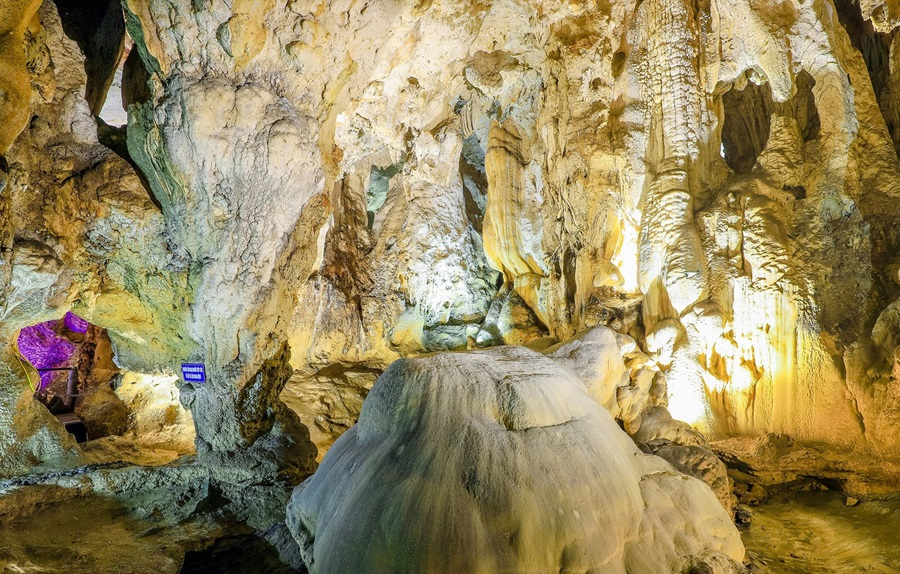 Bước qua từng bậc đá uốn lượn để ghé thăm 5 hang động tự nhiên nối tiếp nhau trên lưng chừng núi Bàn Cờ