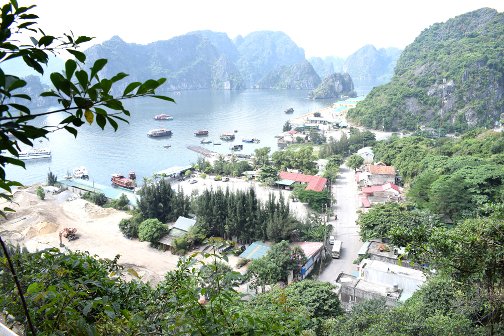 Vũng Đục sở hữu quần thể không gian hang động sát biển hiếm có