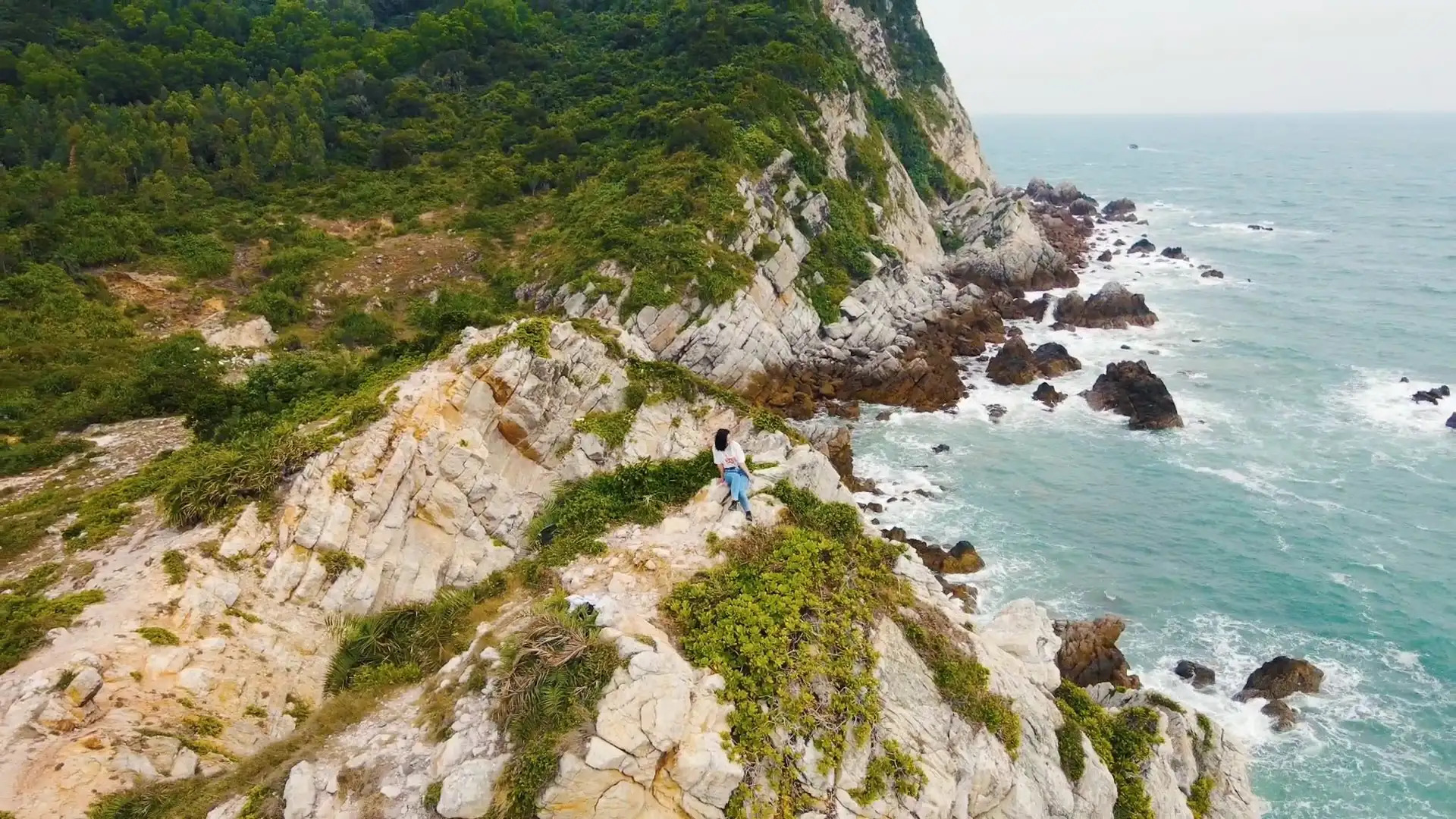 Vị trí Bãi Gót ngay kế bên Eo Gió phù hợp để khám phá