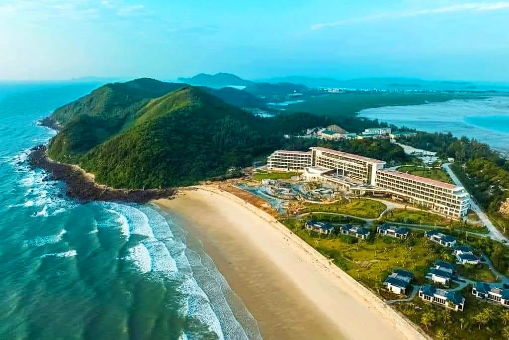Bãi Gót Quan Lạn tọa lạc tại phía Nam của hòn đảo