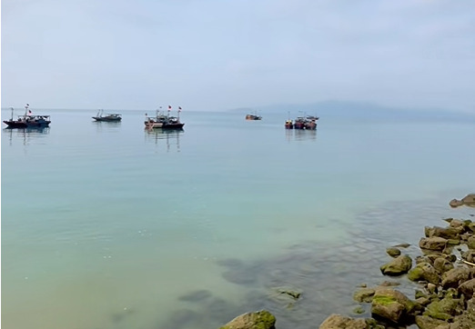 Bờ biển có nhiều bãi đá tự nhiên cũng có đá ngầm bên dưới biển