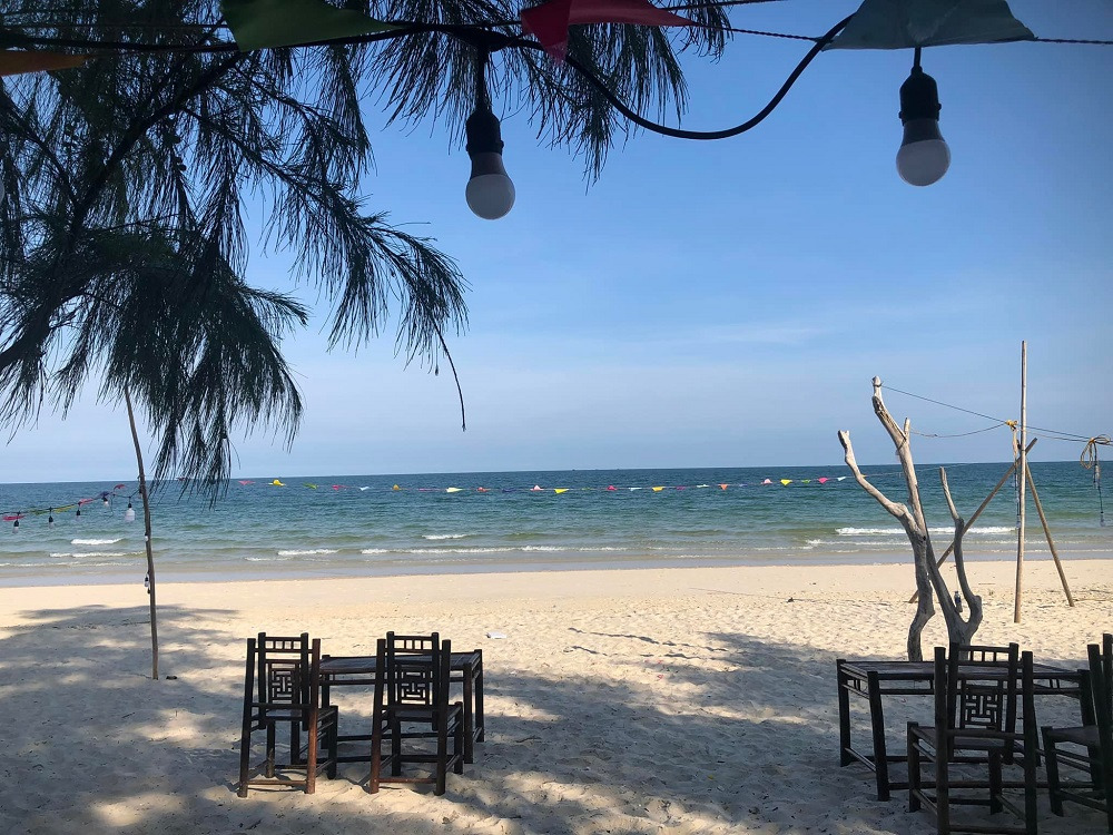 Bãi biển Sơn Hào thuộc đảo Quan Lạn sở hữu bãi cát rộng và thoáng 