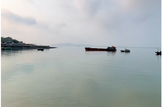 Hoàng hôn tạo nên khung cảnh yên bình ở Bãi Gót Quan Lạn