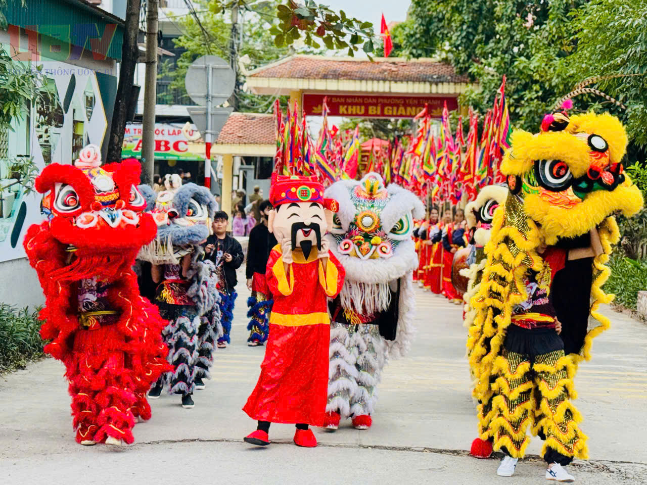 Lễ hội truyền thống đình Bí Giàng thường được tổ chức vào giữa tháng 11 âm lịch