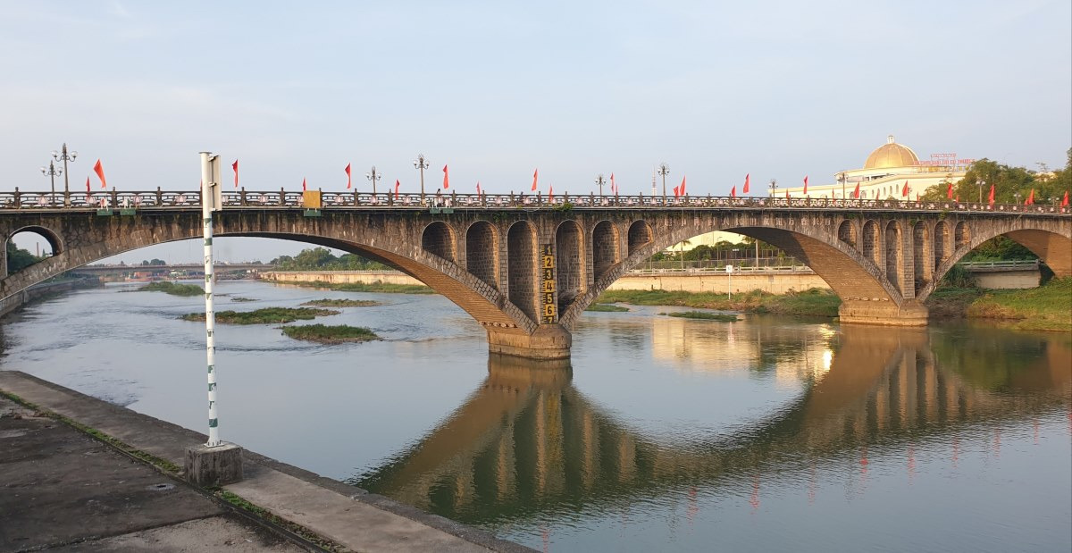 Cầu Ka Long được tạo nên từ những phiến đá
