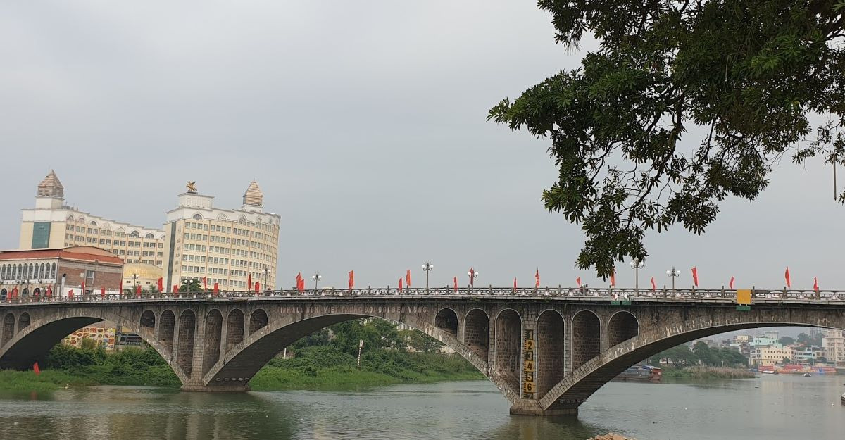 Cầu Ka Long nằm ngay tại trung tâm thành phố Móng Cái