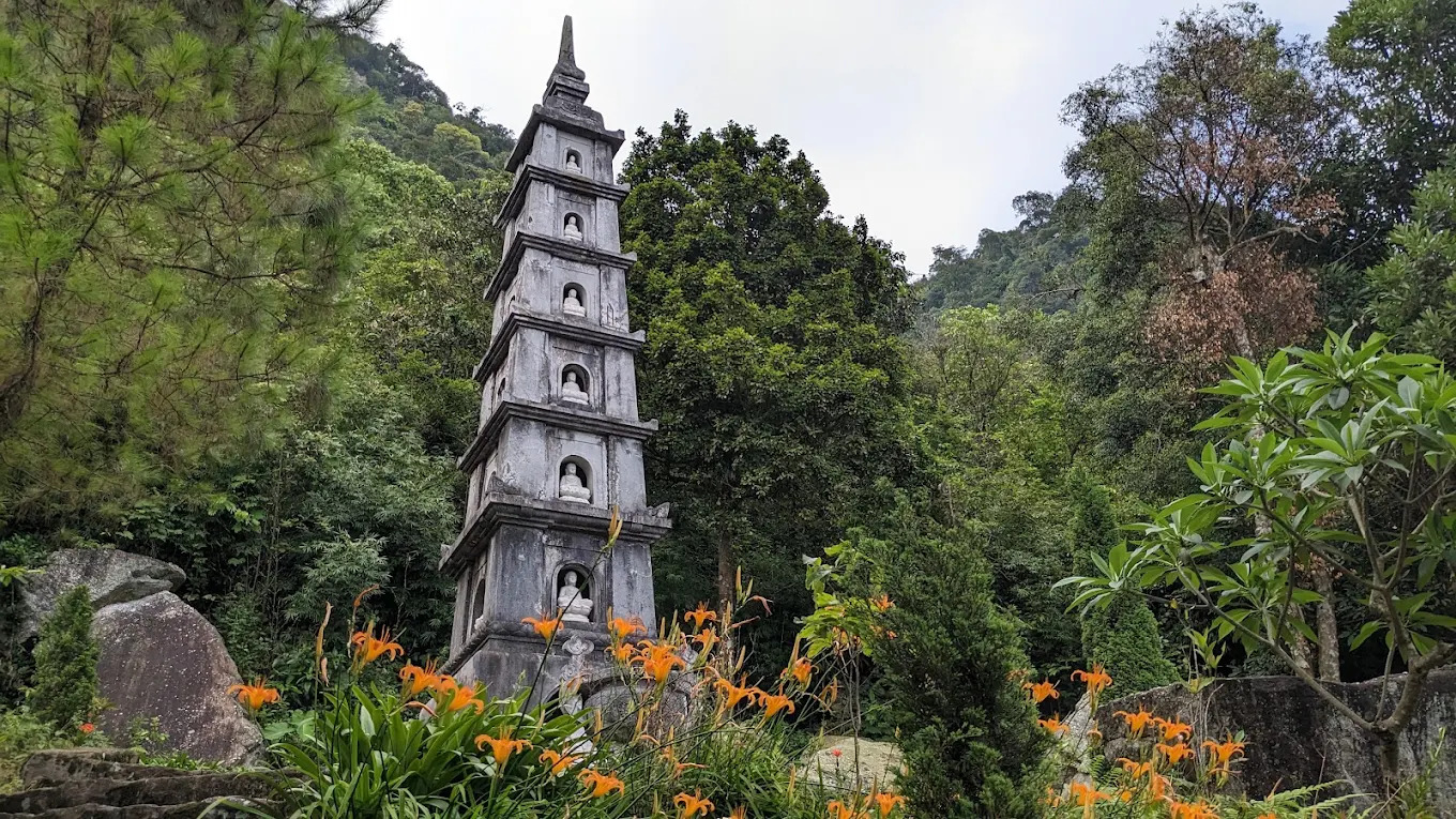 Tòa tháp 7 tầng thuộc khu chùa Hồ Thiên
