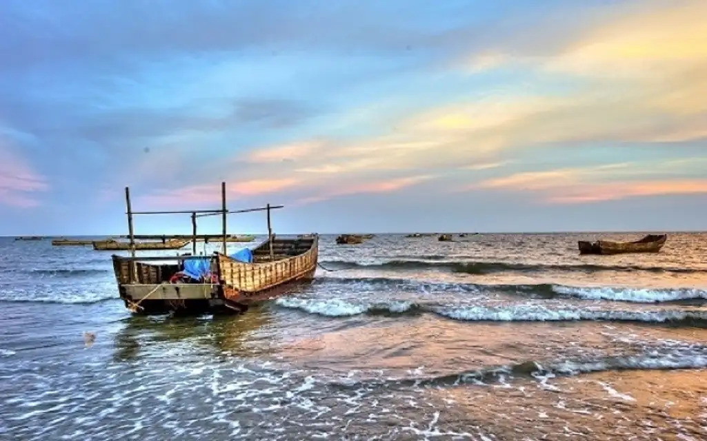 Khung cảnh con thuyền neo đậu bên dải đá trầm tích mang đến vẻ đẹp bình dị
