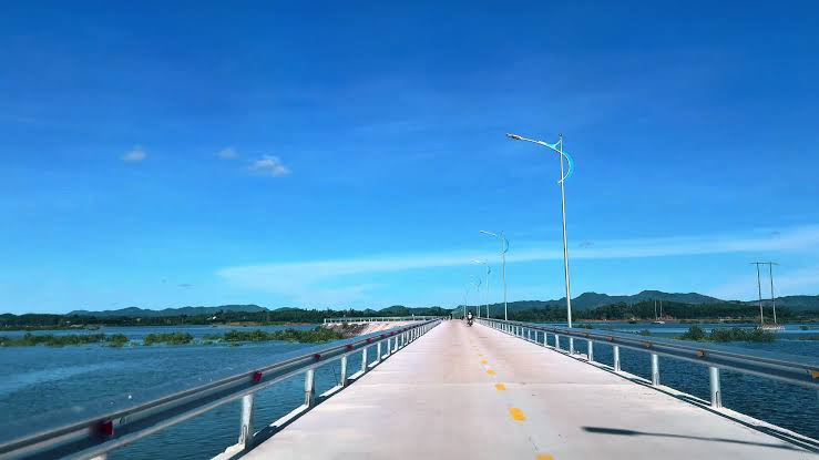 Đảo Hà Loan nằm ở thành phố Cẩm Phả với cầu nối liền
