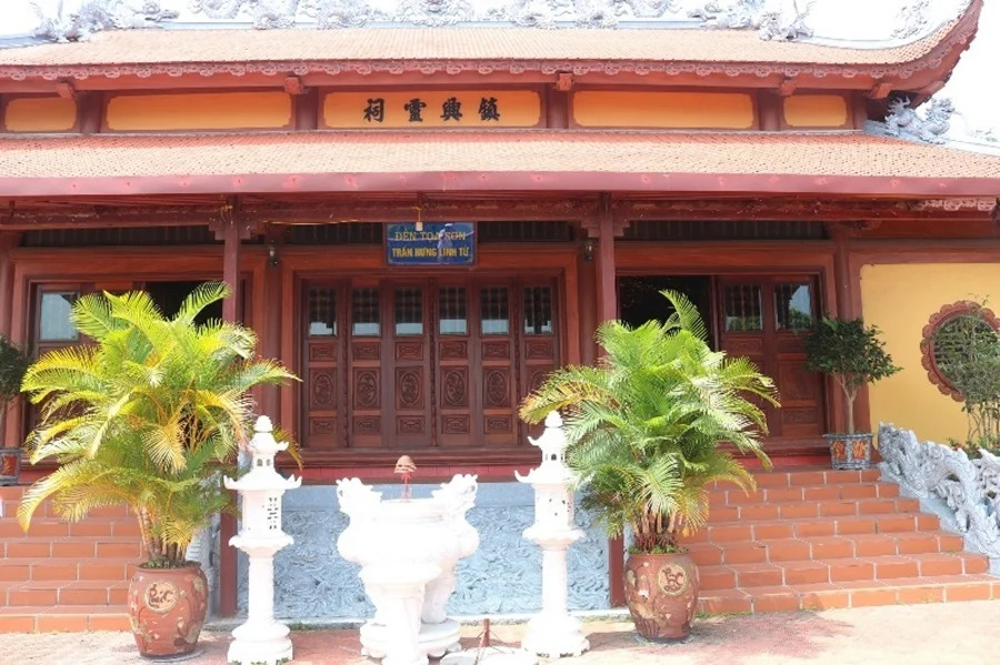 Đền Tọa Sơn sở hữu vị trí hướng biển lý tưởng