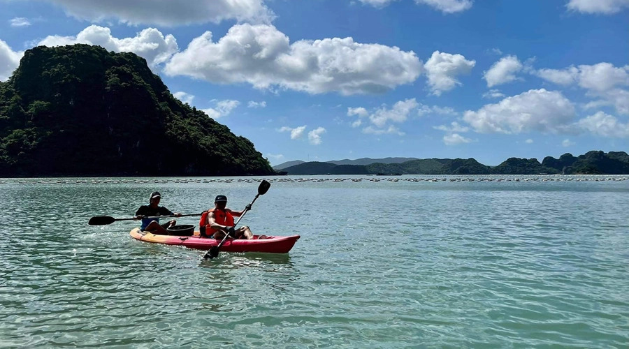 Hoạt động khám phá quanh đảo Trà Bản như chèo thuyền kayak