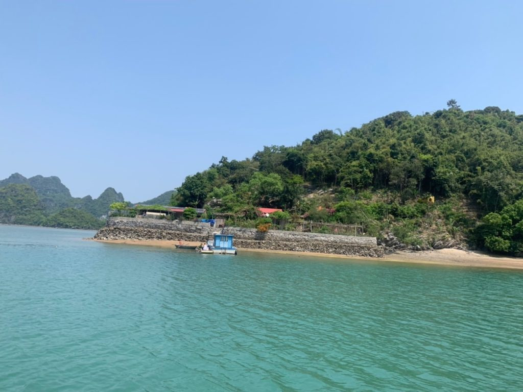 Đảo Trà Ngọ giữa làn nước xanh ở vịnh Bái Tử Long