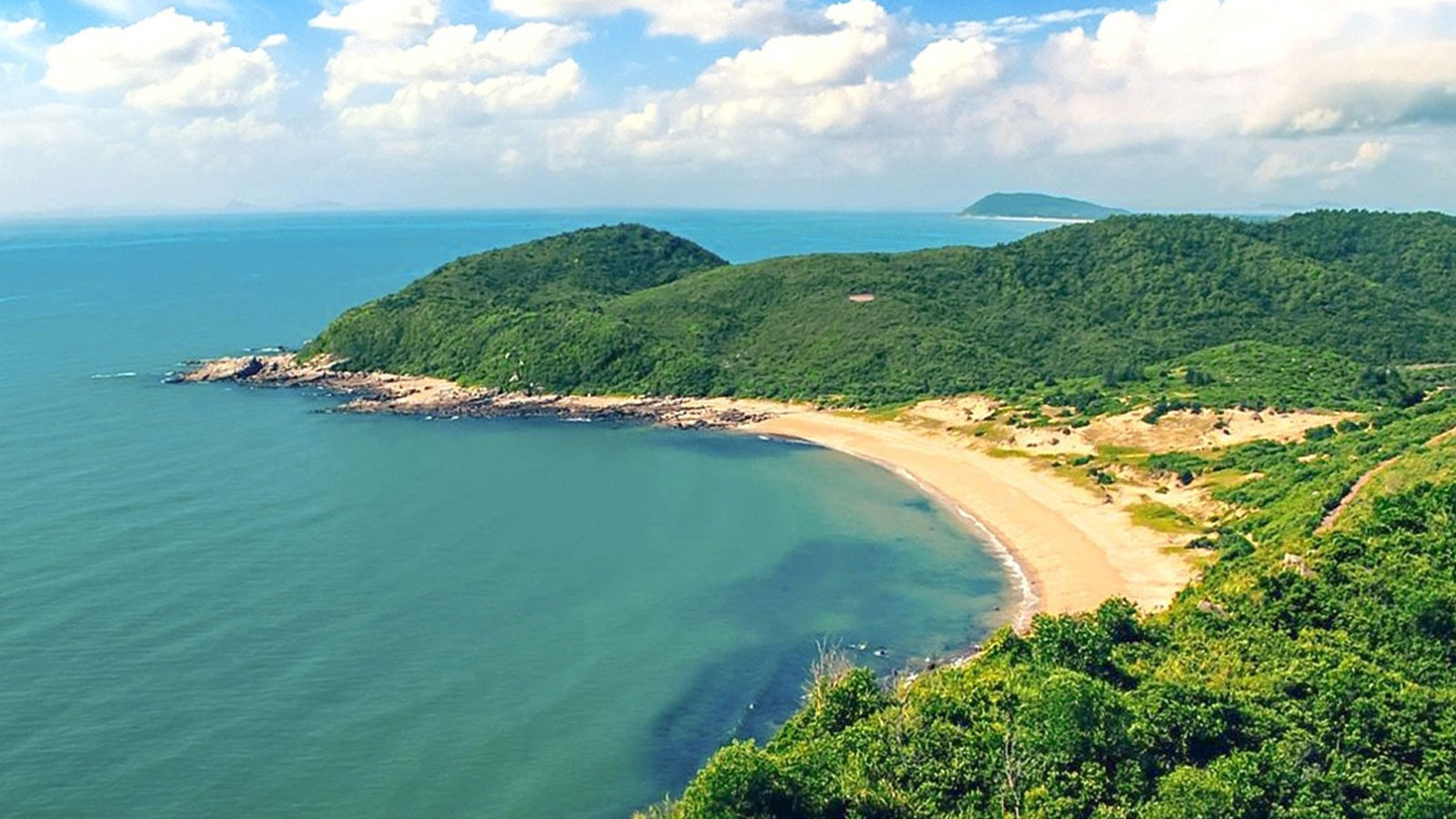 Đảo Vĩnh Thực là một hòn đảo lớn nằm ở phía Nam thành phố Móng Cái