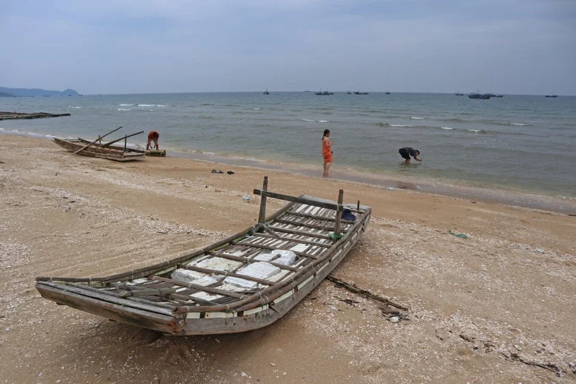 Bãi Đầu Đông nổi tiếng với dải cát vàng tự nhiên mịn màng ôm lấy làn nước biển
