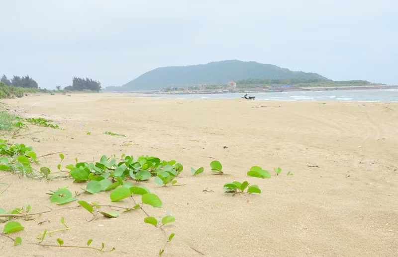 Bến Hèn là một bãi tắm hoang sơ khác mang vẻ đẹp rất riêng trên đảo Vĩnh Thực