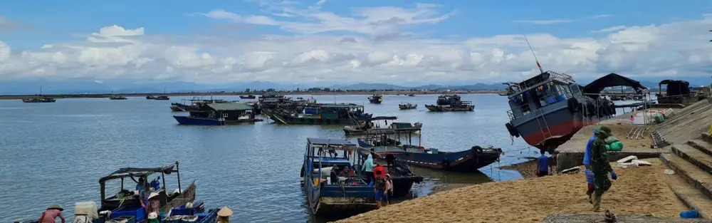 Đời sống kinh tế của cư dân trên đảo gắn bó khăng khít với hơi thở của biển cả