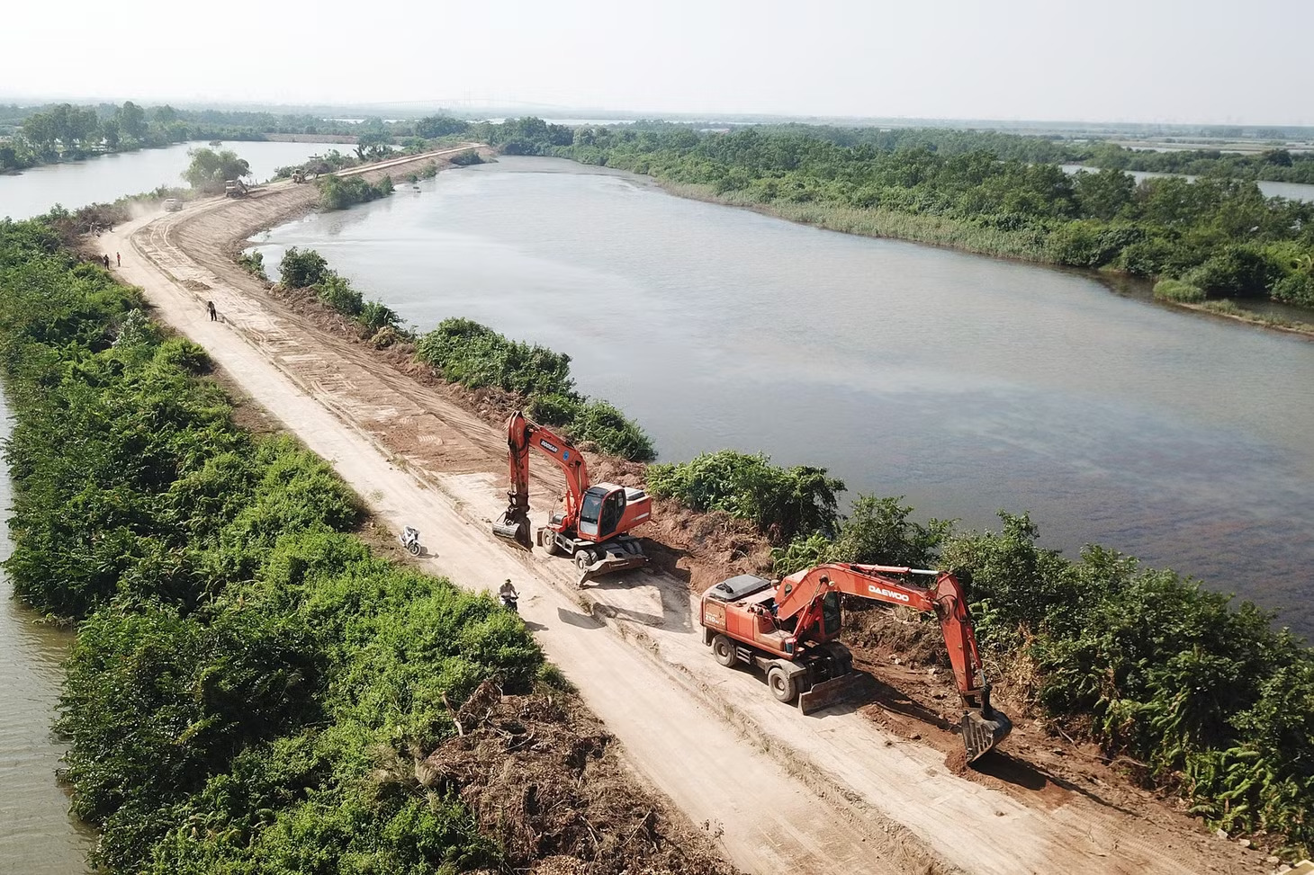 Đê Hà Nam chịu tác động trực tiếp từ sự giao thoa giữa hai dòng chảy