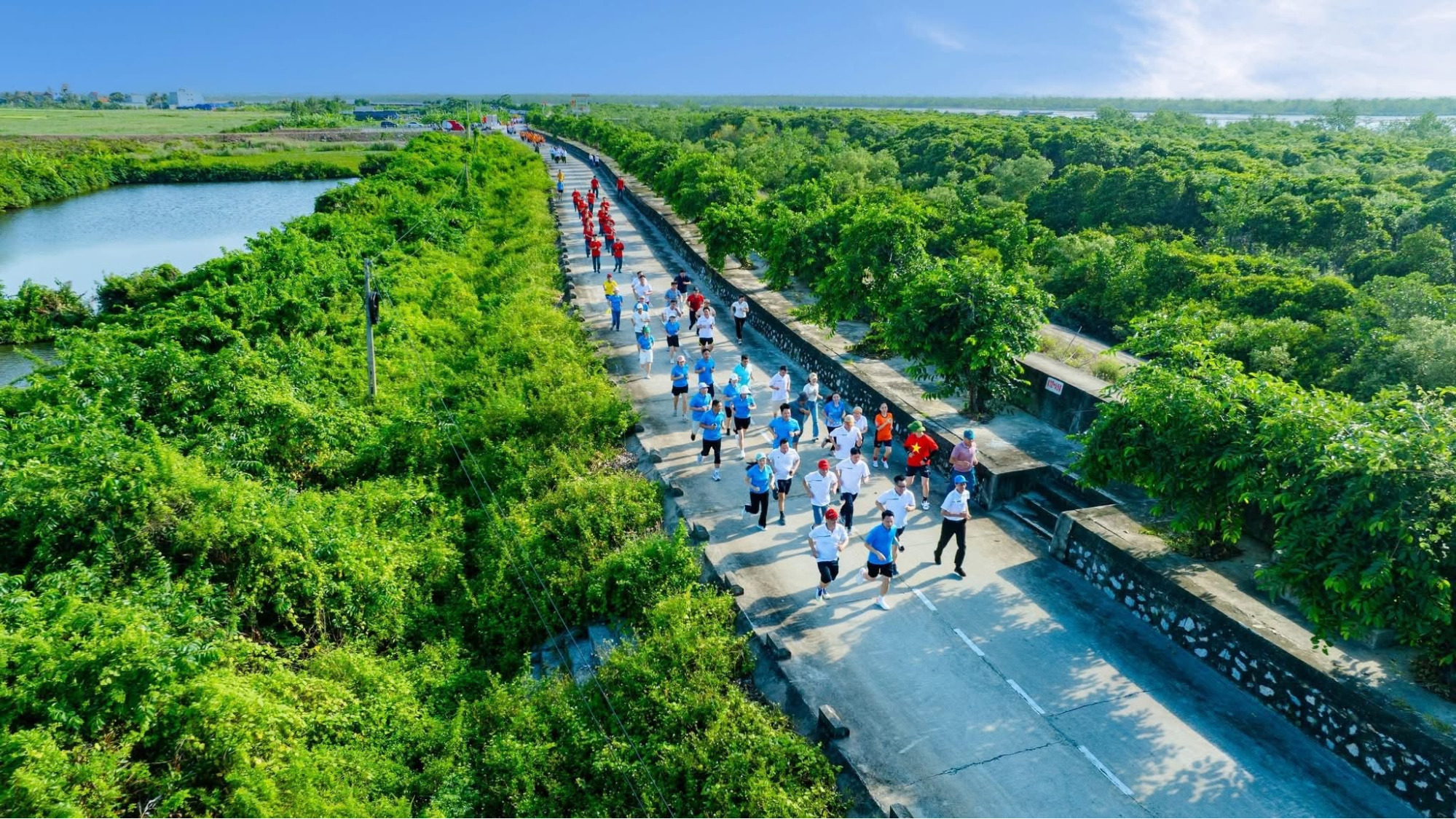 Đê Hà Nam trải dài gần 34 km uốn lượn theo mép đảo