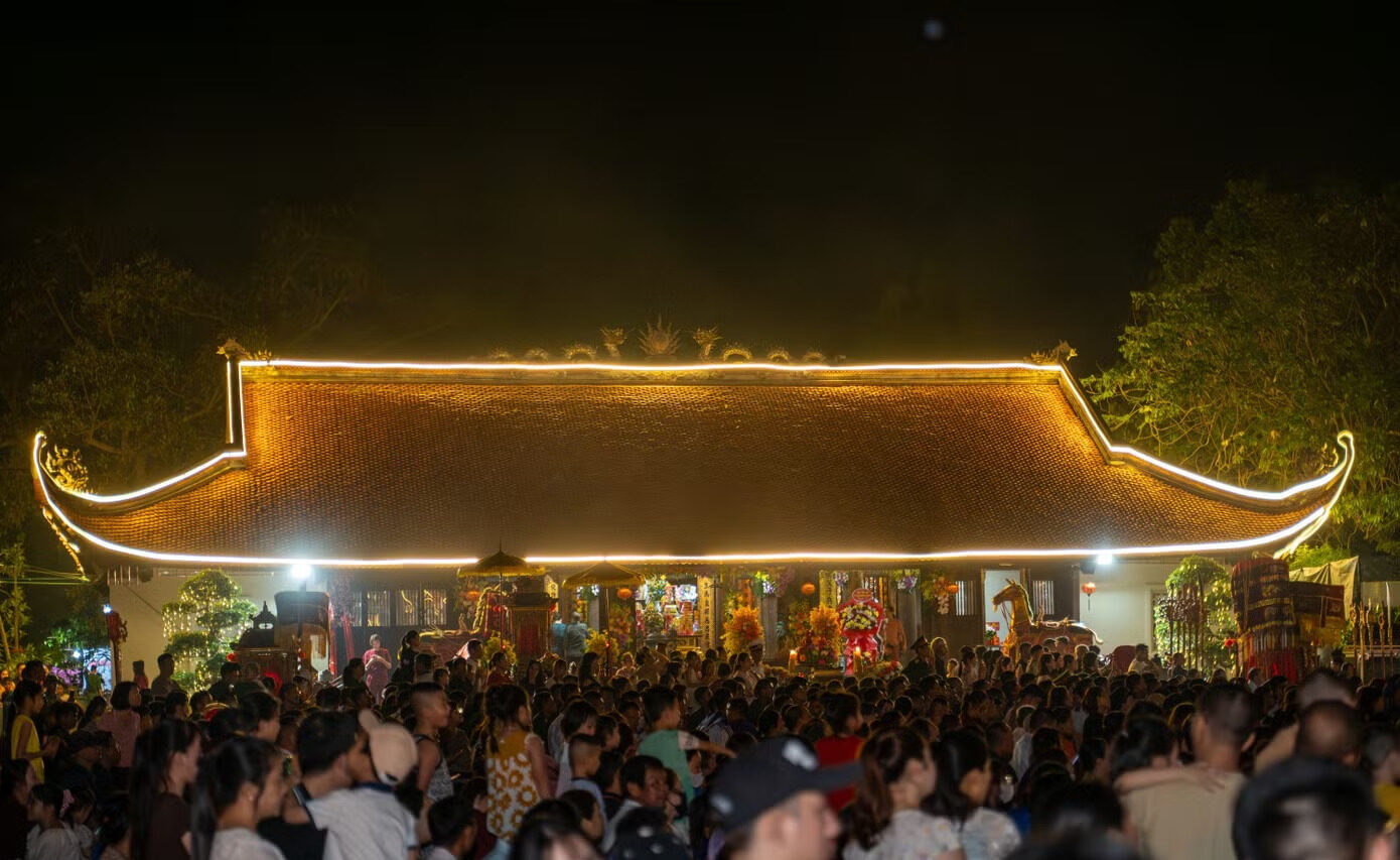 Ngôi đền tranh tre năm xưa được thay thế bằng một công trình kiến trúc gỗ đá kiên cố