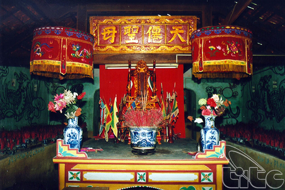 Không gian thờ tự tại Đền Trung Cốc còn dành vị trí phối thờ cho hai vị gia tướng