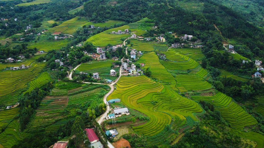 Dãy núi biên cương bao quanh Đình Lục Nà