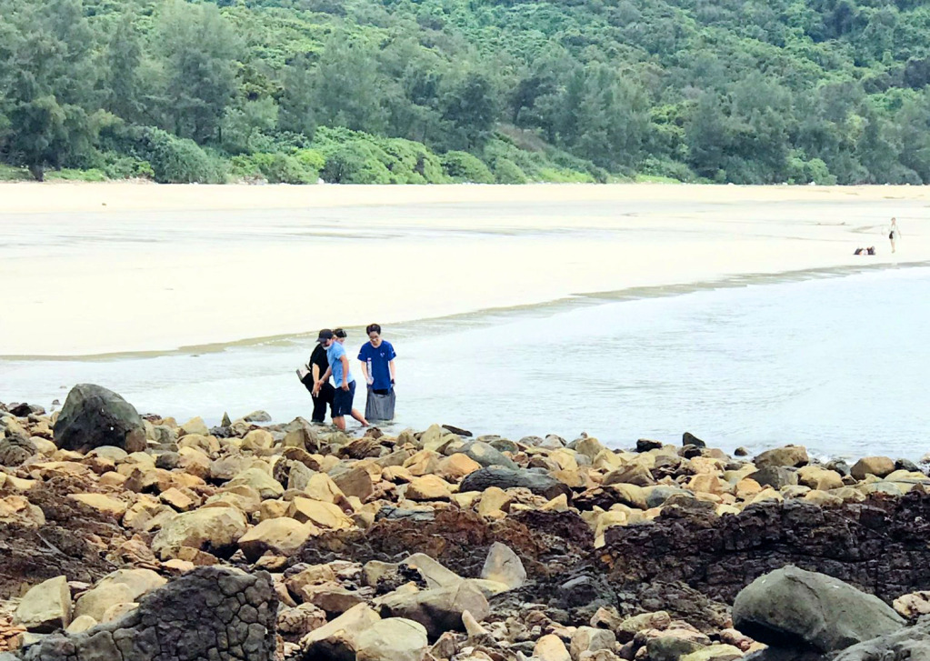 Bãi cát trắng dài cùng các khối đá dày đặc trên hòn Cá Chép