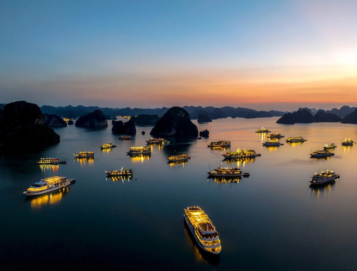 Tuyến đến Ti Tốp trên du thuyền đi ngang qua hòn Ngón Tay