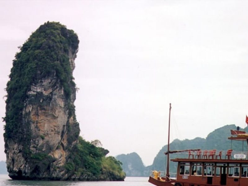 Ngắm nhìn cận cảnh hòn Ngón Tay ở trên tàu